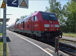 245 037 muss mit ihrem (I)RE in Markdorf einen Betriebshalt einlegen, weil das Signal nicht rechtzeitig auf Fahrt gestellt wurde. Mai 2025.