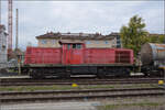 294 823 rangiert drei Kesselwagen zum Industriegleis. Rheinfelden, Oktober 2025.