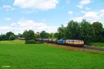 217 002 und V1253 haben in Eger/Cheb einen Kesselzug geholt und befinden sich wieder auf dem Rückweg nach Ingolstadt und ziehen hie bei Röthenbach am Steinwald vorbei.