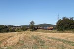 217 002 der BTE und V1253 ziehen über das Röslau Viadukt bei Seußen einen Kesselzug aus Cheb nach Ingolstadt.