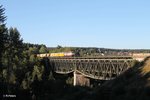 218 105 Überführt einen Bauzug samt Trupp nach Erlangen und überquert das Fichtelnaab Viadukt bei Neusorg.