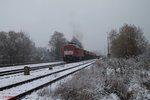 Im Schneegestöber macht sich 232 201-4 in Pechbrunn an die Arbeit um den Schotterzug 62720 nach Nürnberg zu befüllen und zusammen zu rangieren.