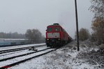 Im Schneegestöber macht sich 232 201-4 in Pechbrunn an die Arbeit um den Schotterzug 62720 nach Nürnberg zu befüllen und zusammen zu rangieren.