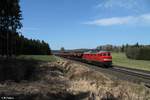 232 528 hat gerade ihren Startbahnhof Pechbrunn mit dem Schotterzug 62724 Pechbrunn - Kempten im Allgäu verlassen.