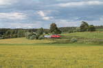 232 703 zieht mit einem Militärzug von Hof nach Weiden bei Röthenbach am Steinwald kurz vor Reuth bei Erbendorf vorbei.