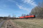 233 698 zieht den EZ 51716 Nrnberg - Senftenberg samt E-Lok kurz vor Wiesau/Oberpfalz und hat den Wald passiert.