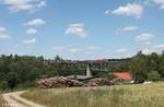 Mit einem Militärzug am Haken überquert 233 176 das Viadukt bei Unterthölau in Richtung Weiden.