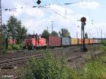 363 678-4 rangiertin Regensburg Ost mit ein Containerzug.