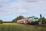 BR 218 443 (Donna) fährt am 24.8.2025 den RE2 nach Bad kleinen durch Lüdersdorf