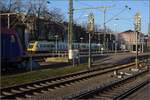 612 112 fährt aus Singen nach Basel an den badischer Bahnhof. Re 482 032 steckt die Nase ins Bild. Februar 2023