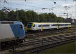 185 527 von ATLU rangiert vor ihren umgeleiteten Zug, whrend 612 107 nach Erzingen ausfhrt. Singen, August 2024.