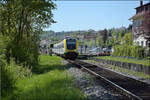 Ade Dieselloch.

612 136 und 612 019 am unbeschrankten Fußgängerübergang in Tiengen. April 2026.