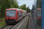 Blick aus dem Zug mit 218 256. Zugbegegnung mit einer Dreifachtraktion 650 in Markdorf. Hinten ist 650 106. Juli 2024.