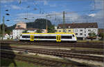 650 631 der SWEG mit der internen Nummer 235 fährt den seltenen Nahverkehr von Singen nach Tuttlingen. Es ist eines von nur zwei Nahverkehrszugpaaren von Singen auf die Gäubahn. Singen, August 2024.