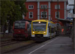 Der SBBCI-Vectron 193 466 'Bellinzona' ist in Singen am Bahnsteig der Randenbahn geparkt, während nebendran 650 645 der SWEG mit der internen Nummer VT 249 auf die Abfahrt nach Tuttlingen wartet.