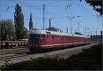 Das Stuttgarter Rössle VT 12 507 in Radolfzell vor dem Münster.