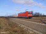 101 030-5 schiebt den IC nach Oldenburg bei Leipzig-Halle Flughafen.