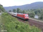 101 067-8 zieht kurz vor Bacharach den IC 2329 Putgarden – Passau.