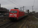 BR 101 136-0 mit Überführung von 1 IC Wagen in Fahrtrichtung Berlin durch HH-Bergedorf am 24.Februar 2025