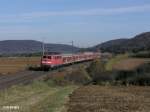 111 173-1 schiebt RB32115 Neumarkt(Oberpfalz) – Plattling bei Darshofen.