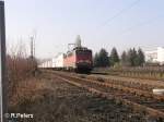 140 647-9 zieht bei Geisenheim ein Containerzug.