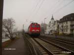 139 556-5 durchfhrt Rdesheim an dem Rhein mit ein Containerzug.