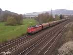 140 490-4 fhrt mit ein gedeckten Gterzug in Gemndne ein.