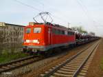 Nahaufnahme von 140 217-1 mit Autozug in Schkeuditz.