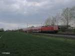 143 893-6 schiebt RB26112 Leipzig HBF – Dessau bei Podelwitz.