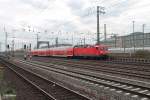 143 910 schiebt eine unbekannte RB durch Frankfurt/Main.