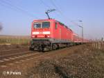 143 128-4 schiebt den RE15427 Frankfurt/Main HBF bei Oestrich-Winkel.