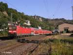 143 833-2 schiebt im Sandwitch ein Re Koblenz durch Bacharach.