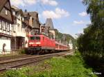 143 825-8 zieht an der Stadtkulisse von bacharach mit einer RB Mainz.