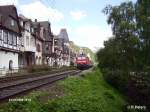 143 164-2 schiebt eine RB Koblenz durch Bacharach.