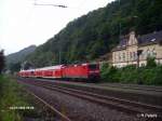 143 910-8 verlsst Bacharach mit einer RB Mainz geschoben.