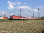 143 100-6 zieht die RB 32124 Neumarkt(Oberpfalz) an Regensburg Ost vorbei.