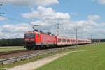 143 045 schiebt die S2 Roth - Altdorf bei Nürnberg zwischen Winkelhaid und Ludersheim.