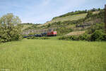 143 673-7 von DB Gebrauchtzug mit einem leeren Autotransportzug bei Himmelstadt.11.05.24