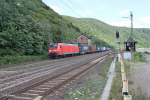 145 068-3 mit einem Containerzug in Kaub.