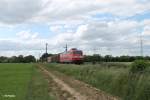 145 034-5 zieht einen gemischten Gterzug bei der Stromkreistrennstelle Bischofsheim.