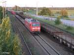 145 007-1 zieht ein Containerzug durch Saarmund in Richtung Seddin.