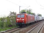 145 046-9 zog ein Containerzug bei Schkeuditz.