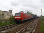 145 037-8 mit einem Containerzug in Schkeuditz am 02.05.10