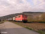 151 154-2 zieht ein Containerzug durchs Maintal bei Thngersheim.