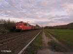 Die orientrote 151 144-3 zieht ein Containerzug durchs Maintal bei Thngersheim .12.04.08