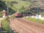 151 084-1 + 016 ziehen bei Oberwesel ein Kohlezug/Erzbomber durchs Rheintal.