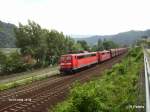 151 006-4 + 021 verlassen Bacharach mit ein Kohlezug.