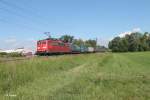 151 075-9 mit einem LKW-Walter Wechselpritschenzug zwischen Nauheim und Groß-Gerau.