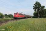 151 031-2 zieht bei Sulzbach kurz vor Weinheim (Bergstrasse) einen Gedeckten Gterzug.