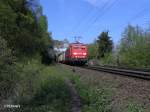 151 063-5 zieht ein Containerzug durchs Felsentor.